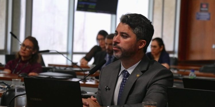 Projeto sobre violência doméstica avança no Senado sob relatoria de Marcos Rogério