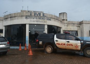 IML busca identificação de mulher que morreu após ser encontrada caída em vala