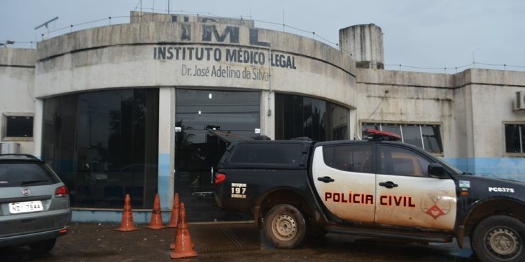 IML busca identificação de mulher que morreu após ser encontrada caída em vala