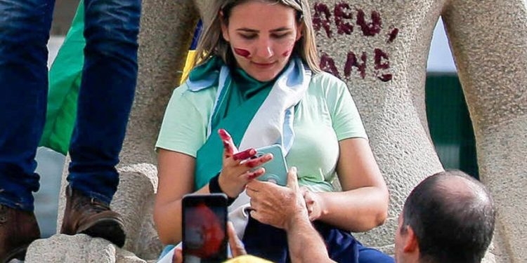 STF suspende julgamento de mulher acusada de pichar estátua em Brasília