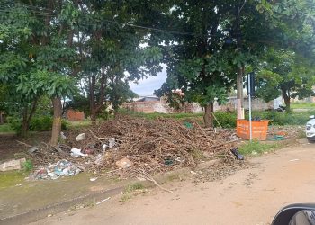 Acúmulo de lixo e presença de moradores de rua preocupam população na zona Norte da capital