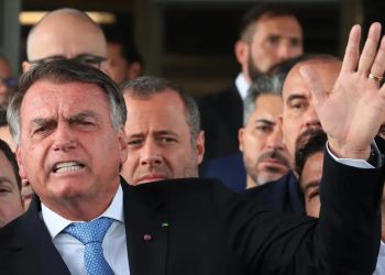 Bolsonaro nega envolvimento em suposto decreto de golpe e alega perseguição política