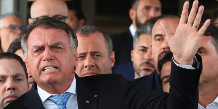 Bolsonaro nega envolvimento em suposto decreto de golpe e alega perseguição política