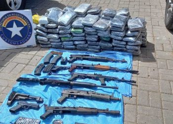 Polícia apreende fuzis, drogas e munições durante operação na BR-319