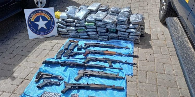 Polícia apreende fuzis, drogas e munições durante operação na BR-319