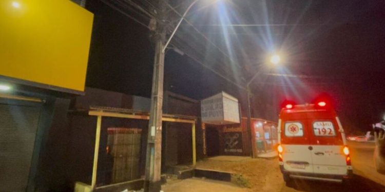 Homem sofre choque elétrico e cai de poste na zona leste de Porto Velho