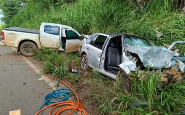 Grave acidente na BR-435 deixa vítimas presas às ferragens