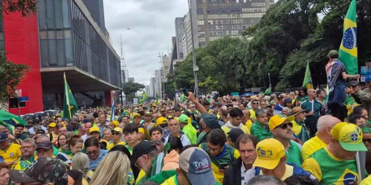 Manifestação na Avenida Paulista pede anistia para envolvidos nos atos de 8 de janeiro