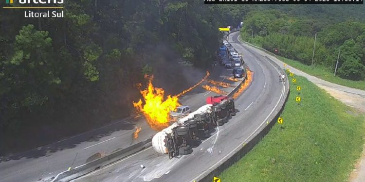Caminhão-tanque incendeia mais de 20 veículos na BR-101 em Palhoça