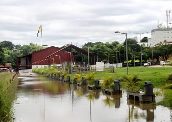 Rio Madeira avança e alaga área central de Porto Velho