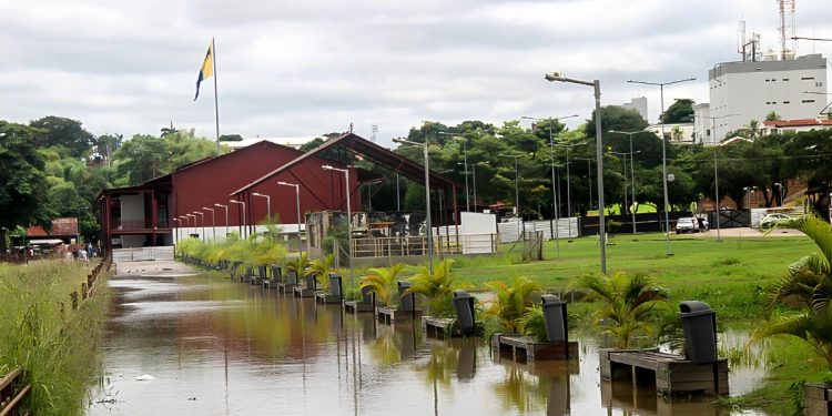 Rio Madeira avança e alaga área central de Porto Velho