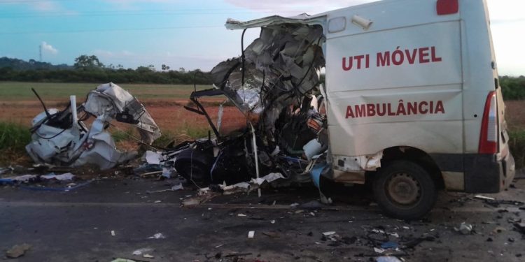 Grave colisão entre ambulância e carreta deixa quatro mortos na BR-364 em Candeias do Jamari
