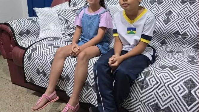 Criança de 7 anos aprende Libras para se comunicar com colega surda em Cacoal