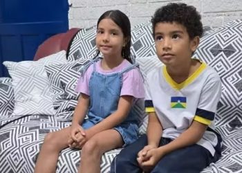 Criança de 7 anos aprende Libras para se comunicar com colega surda em Cacoal