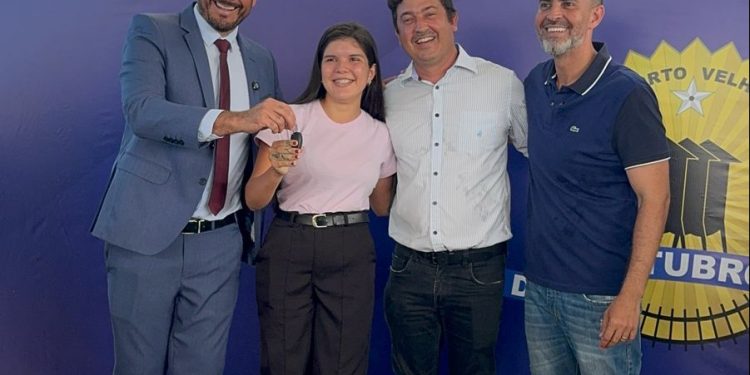 Van fruto de emenda do vereador Márcio Pacele é entregue à comunidade da Ponta do Abunã