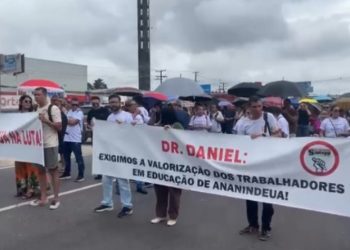 Professores realizam protesto e interditam trecho da BR-316 em Ananindeua