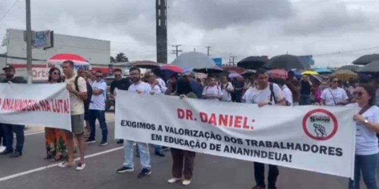 Professores realizam protesto e interditam trecho da BR-316 em Ananindeua