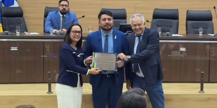 Em meio a polêmicas na saúde pública, secretário de Rondônia recebe homenagem da Assembleia Legislativa