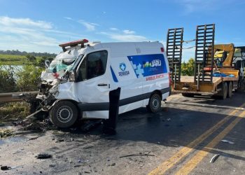 Acidente fatal entre ônibus e ambulância na BR-364 deixa duas mulheres mortas