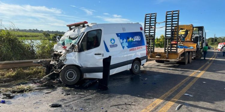 Acidente fatal entre ônibus e ambulância na BR-364 deixa duas mulheres mortas