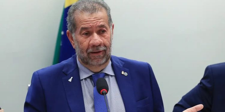 Carlos Lupi deixa o Ministério da Previdência Social em meio a investigações no INSS