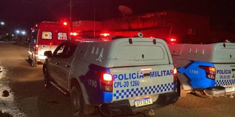 Pai e filho são agredidos a pauladas enquanto dormiam em calçada na zona Leste de Porto Velho