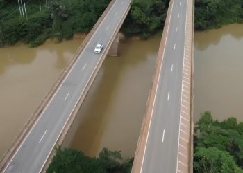 Trânsito em meia pista na ponte do rio Candeias altera fluxo na BR-364