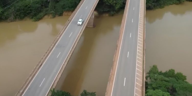 Trânsito em meia pista na ponte do rio Candeias altera fluxo na BR-364