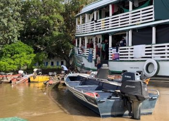 Barco da Justiça leva atendimentos a comunidades isoladas pela cheia do Rio Madeira