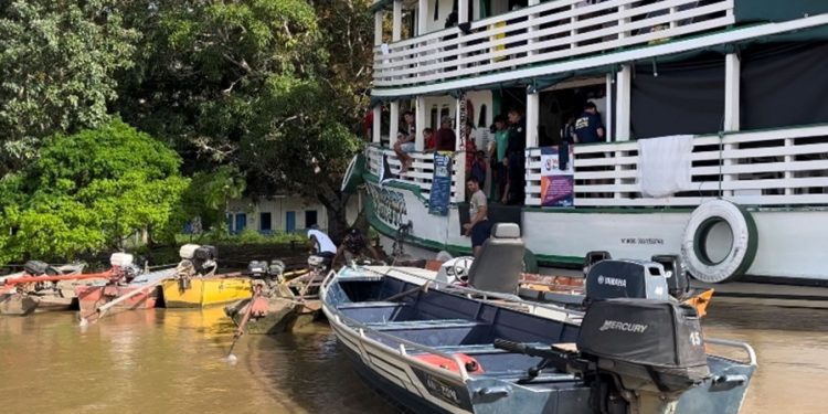Barco da Justiça leva atendimentos a comunidades isoladas pela cheia do Rio Madeira