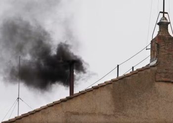 Fumaça preta: primeiro dia de conclave termina sem eleição de novo papa e fiéis aguardam ansiosos no Vaticano