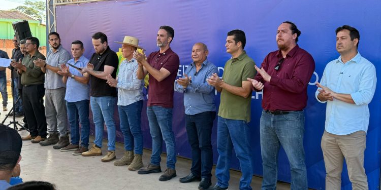 Vereador Adalto de Bandeirantes participa de assinatura de ordem de serviço para asfaltamento em Vista Alegre do Abunã