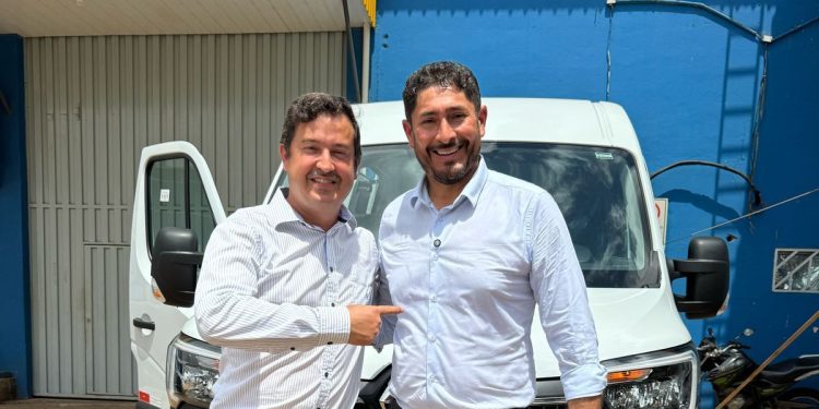 Vista Alegre do Abunã recebe van de emenda do vereador Márcio Pacele e inicia operações de melhorias urbanas