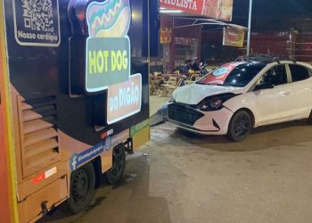 Carro desgovernado colide com trailer de lanches e fere funcionários com óleo quente em Porto Velho