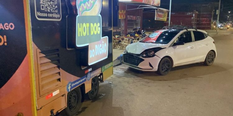 Carro desgovernado colide com trailer de lanches e fere funcionários com óleo quente em Porto Velho