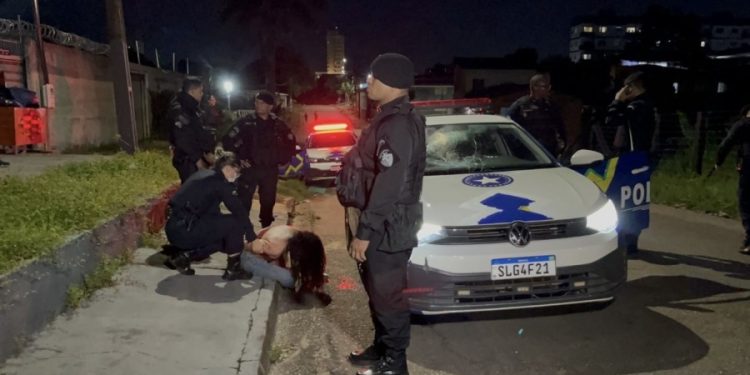 Jovem é detida após colisões em série e danos a viatura da PM em Porto Velho