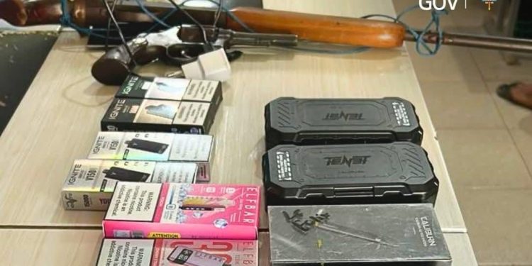 Ação da Polícia Civil em Costa Marques apreende vapers e armas de fogo