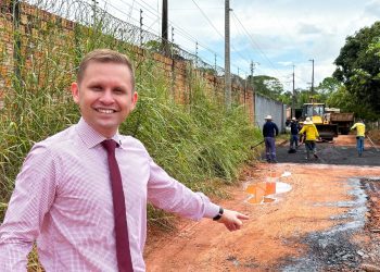 MAIS UMA DEMANDA ATENDIDA: vereador Pastor Bruno Luciano acompanha recuperação asfáltica no bairro Nova Esperança