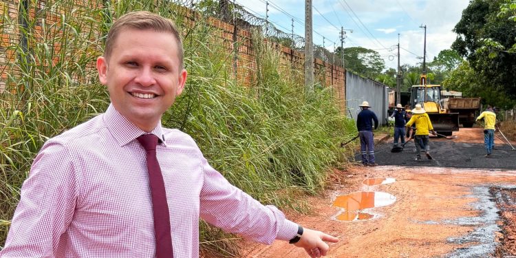 MAIS UMA DEMANDA ATENDIDA: vereador Pastor Bruno Luciano acompanha recuperação asfáltica no bairro Nova Esperança