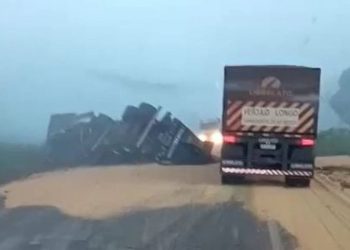 Carro e carreta carregada de soja se chocam na BR-364 próximo a Ariquemes