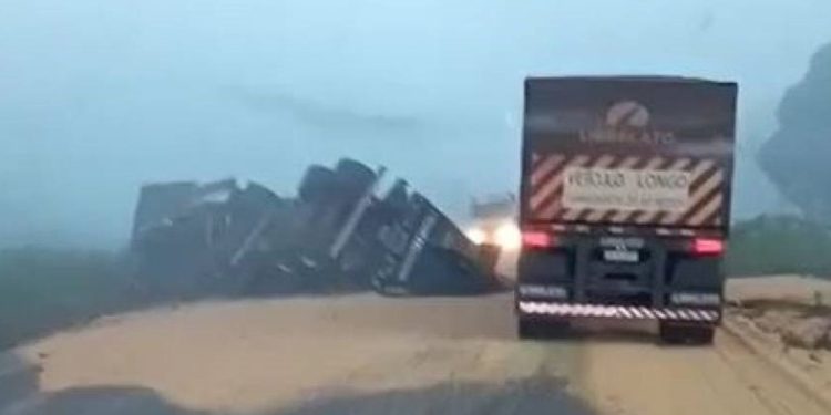 Carro e carreta carregada de soja se chocam na BR-364 próximo a Ariquemes