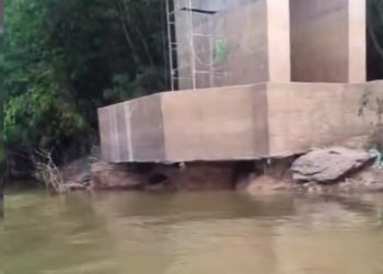 Risco estrutural: erosão expõe base da ponte sobre o rio Candeias e preocupa moradores