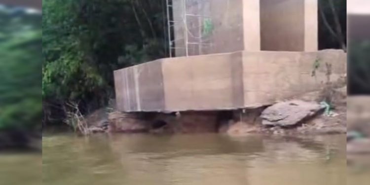 Risco estrutural: erosão expõe base da ponte sobre o rio Candeias e preocupa moradores