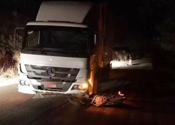 Acidente fatal: motociclista colide com caminhão em estrada de terra e morre em Chupinguaia