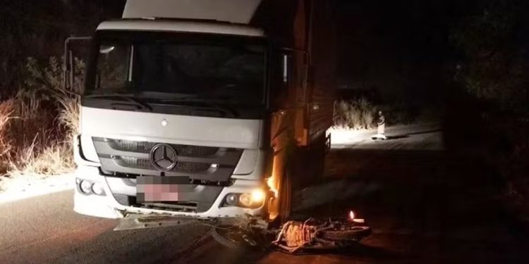 Acidente fatal: motociclista colide com caminhão em estrada de terra e morre em Chupinguaia