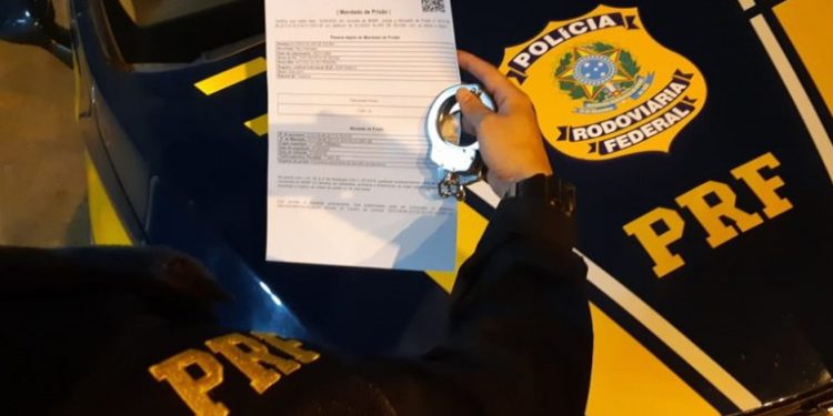 Dois foragidos da Justiça são presos pela PRF durante ações distintas na BR-364