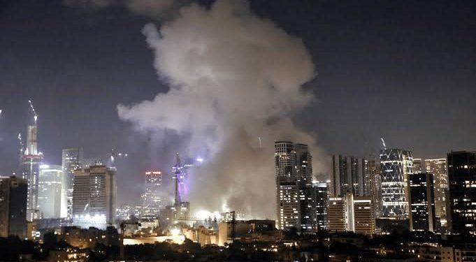 Míssil hipersônico do Irã rompe defesa e atinge território de Israel