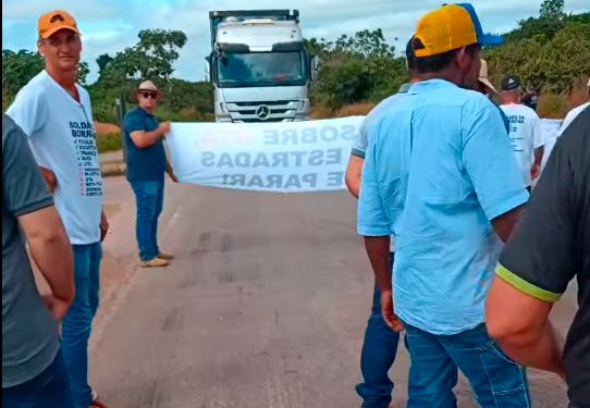 Manifestantes interditam totalmente a BR-364 em Rondônia na altura de Cujubim