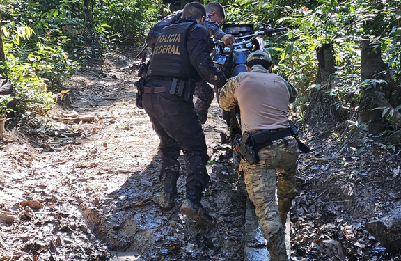 Máquinas do crime destruídas em terra indígena em RO
