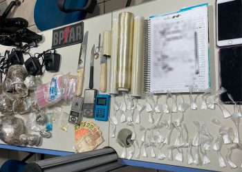 Casal é preso com drogas, carro clonado e rádios de facção